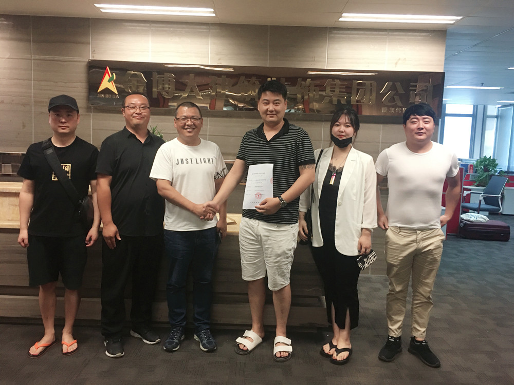 摩斯国际装饰签约连锁品牌炸鸡店合影